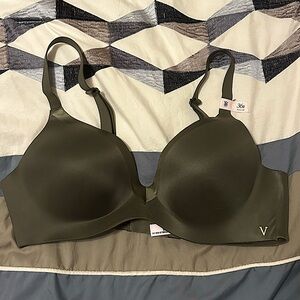 VICTORIA'S SECRET BARE
Infinity Flex Lightly Lined Wireless Plunge Bra